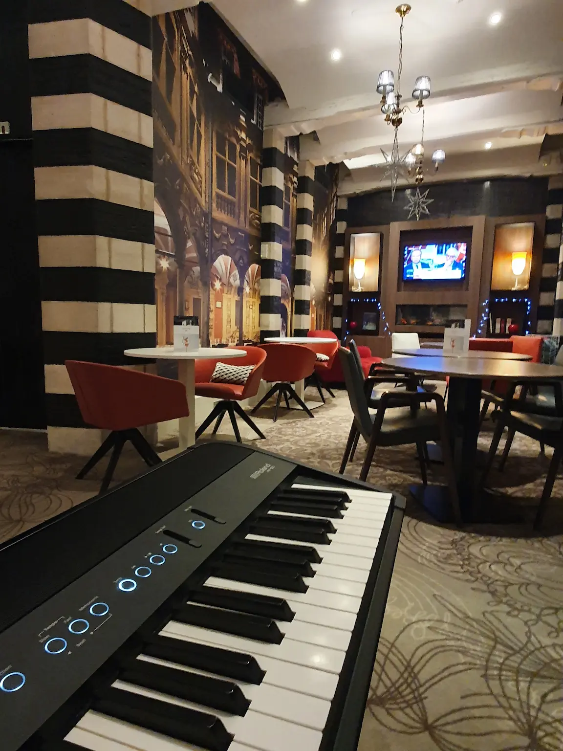 Piano numérique installé dans le salon d'un hôtel pour une animation musicale et ambiance piano-bar.