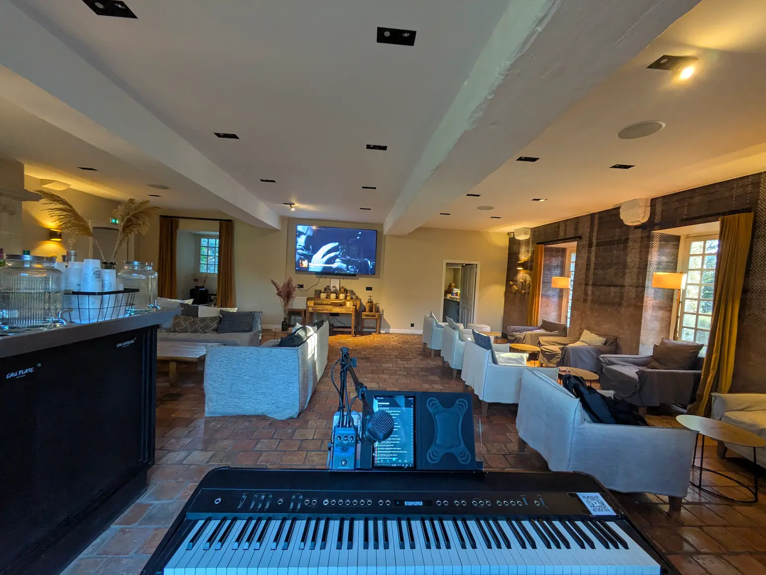Piano numérique installé dans le salon d’un hôtel pour une animation musicale