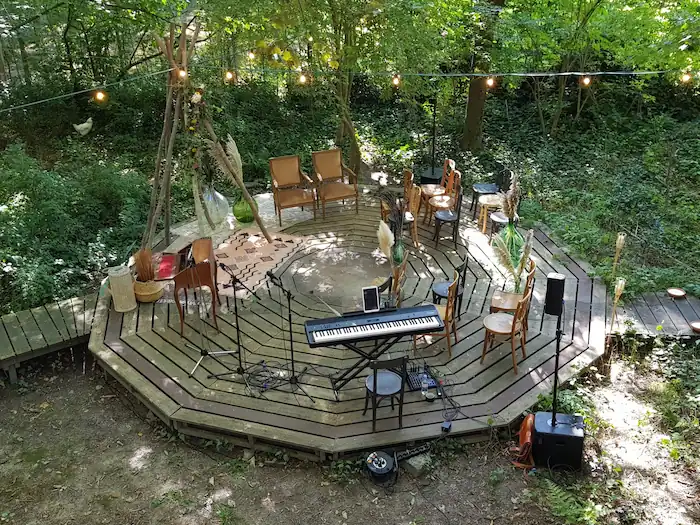 Piano installé pour une cérémonie laïque de mariage en extérieur