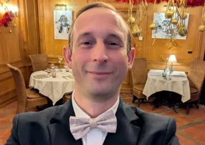 Charlie, chanteur-pianiste, en tenue de scène dans un restaurant décoré pour Noël