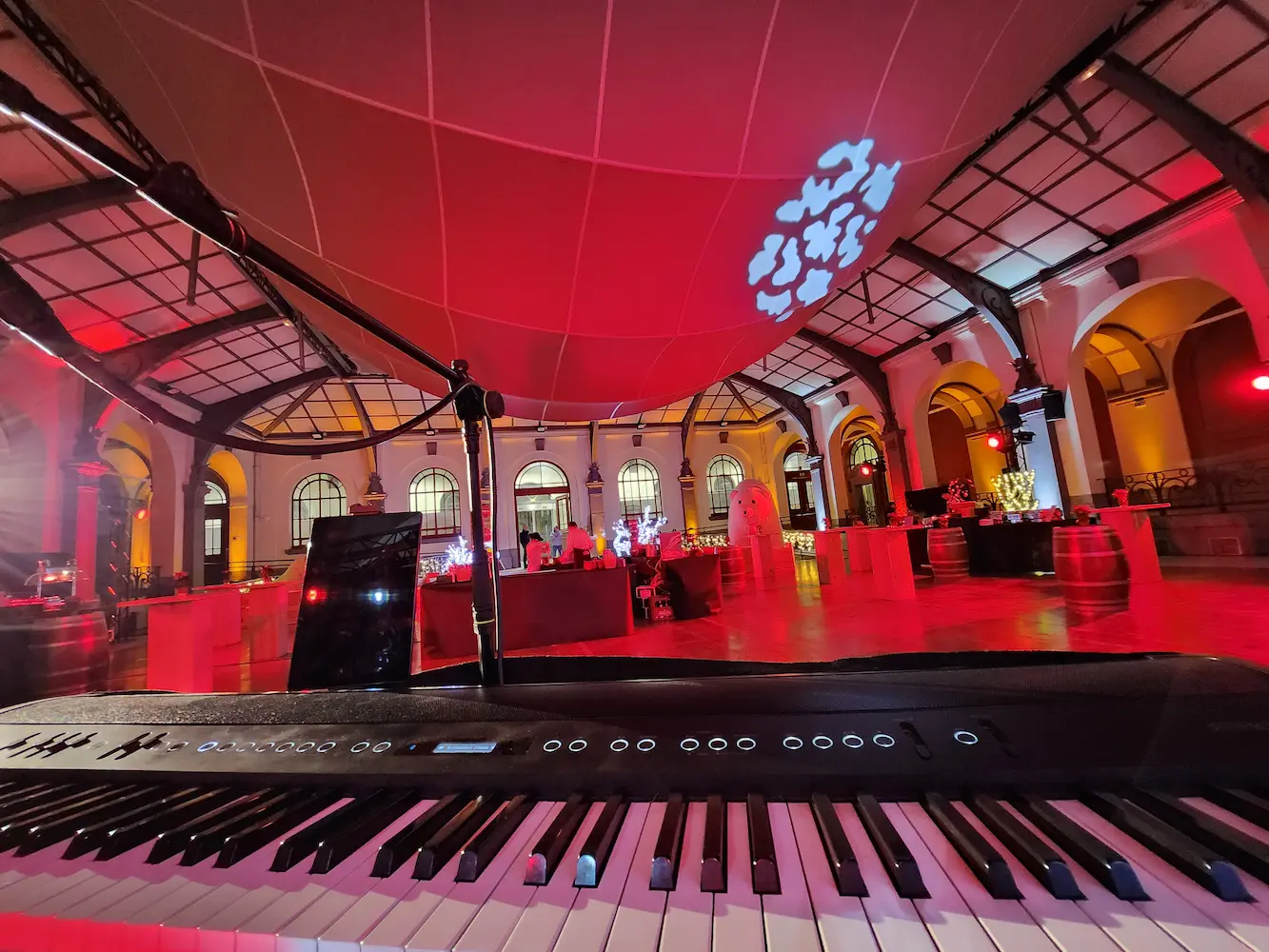 Vue depuis le piano de Charlie lors d'une soirée événementielle éclairée en rouge dans une grande salle de réception