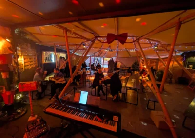 Piano installé dans un espace couvert décoré pour une animation de Noël