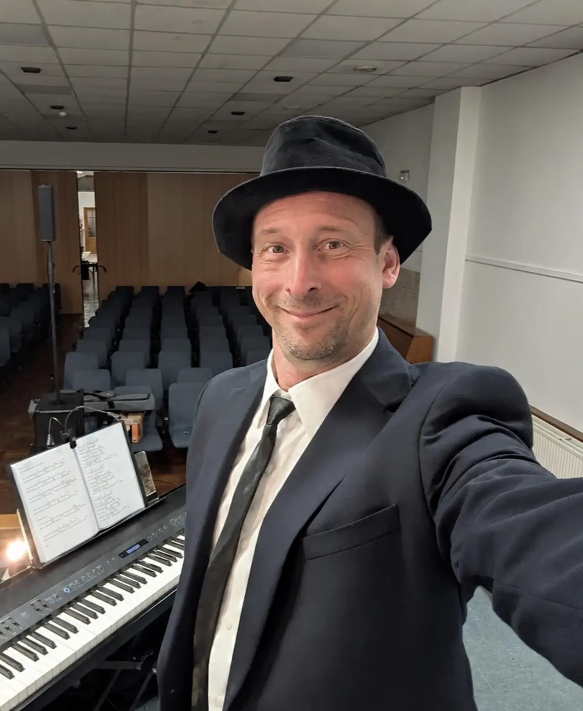 Charlie Live devant son piano dans une salle de spectacle