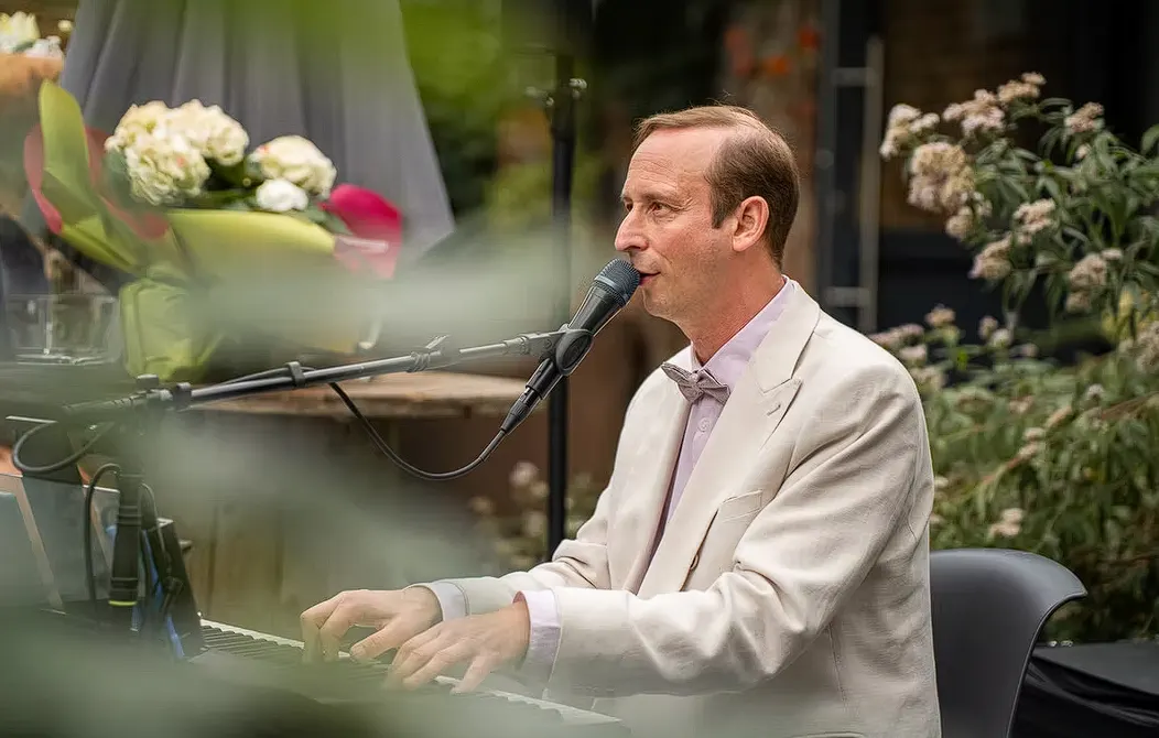 Charlie Live, chanteur pianiste lors d’un vin d’honneur