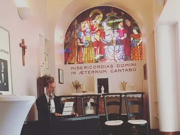 Charlie Live au piano et au chant lors d’une cérémonie de mariage à l’église