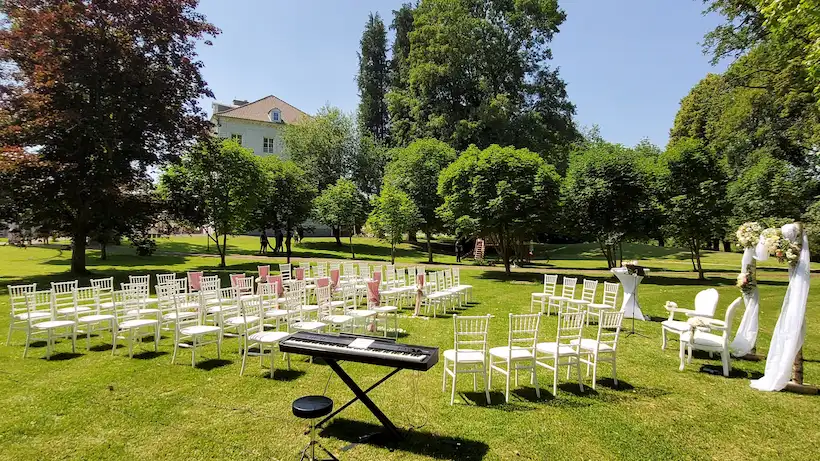 Piano installé pour une cérémonie laïque de mariage en extérieur