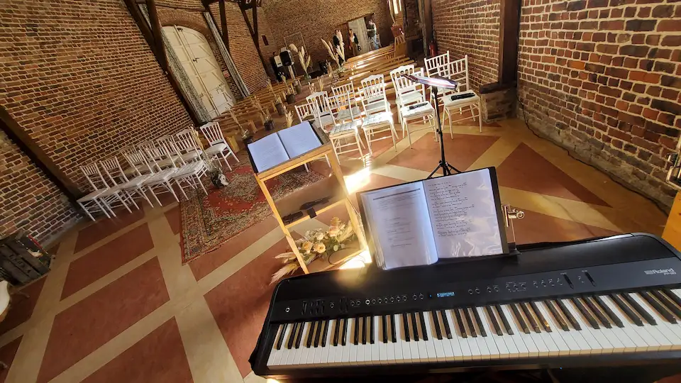 Piano installé pour une cérémonie laïque de mariage dans une salle de réception