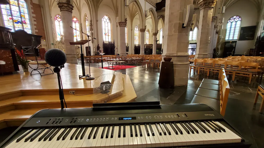 Piano et micro installés dans une église pour une cérémonie religieuse de mariage