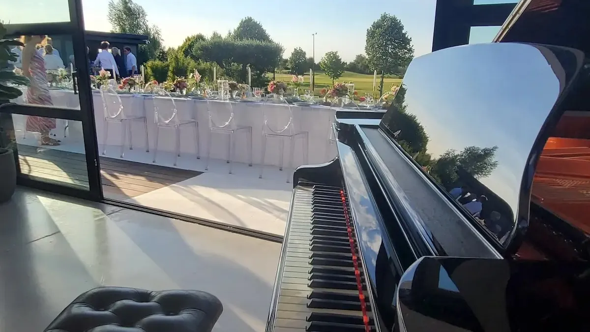 Piano à queue lors d’un vin d’honneur de mariage en extérieur