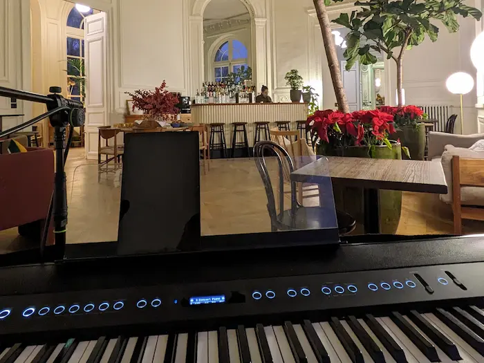 Piano installé dans le bar d’un hôtel pour une prestation de Charlie Live