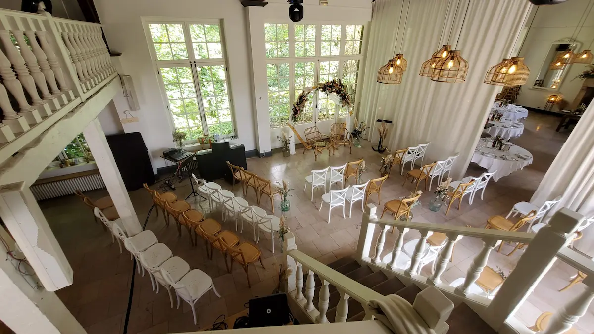 Piano installé dans une salle pour une cérémonie laïque de mariage en intérieur