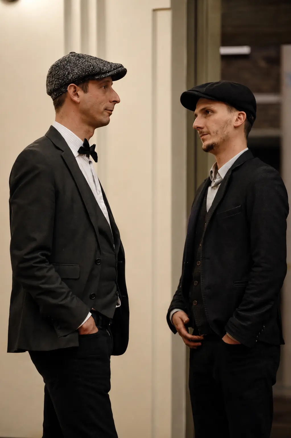 Wary et Charlie en costumes et casquettes vintage, face à face pour le duo Swing Caps